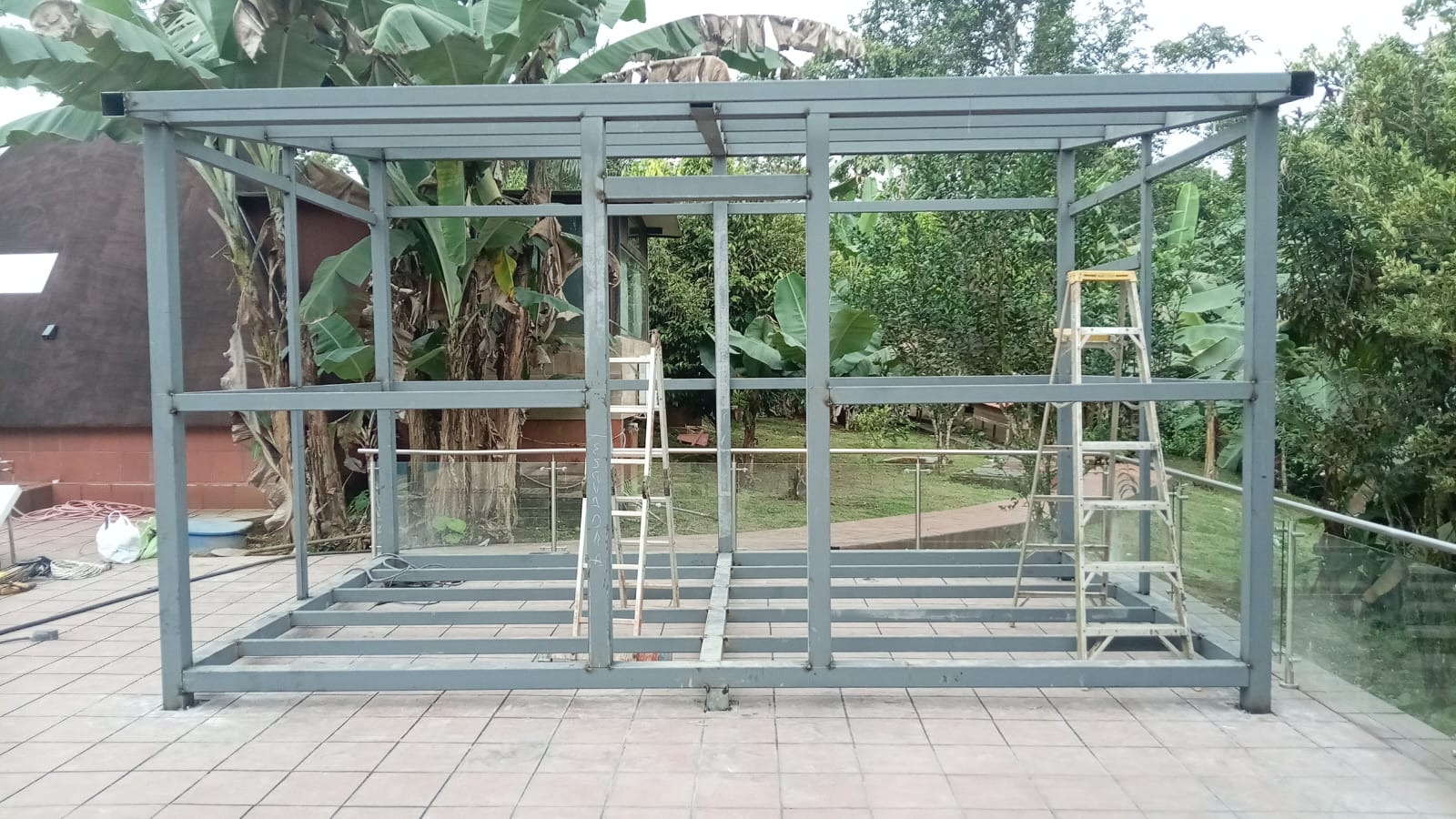 Estructura de oficina móvil en proceso de construcción